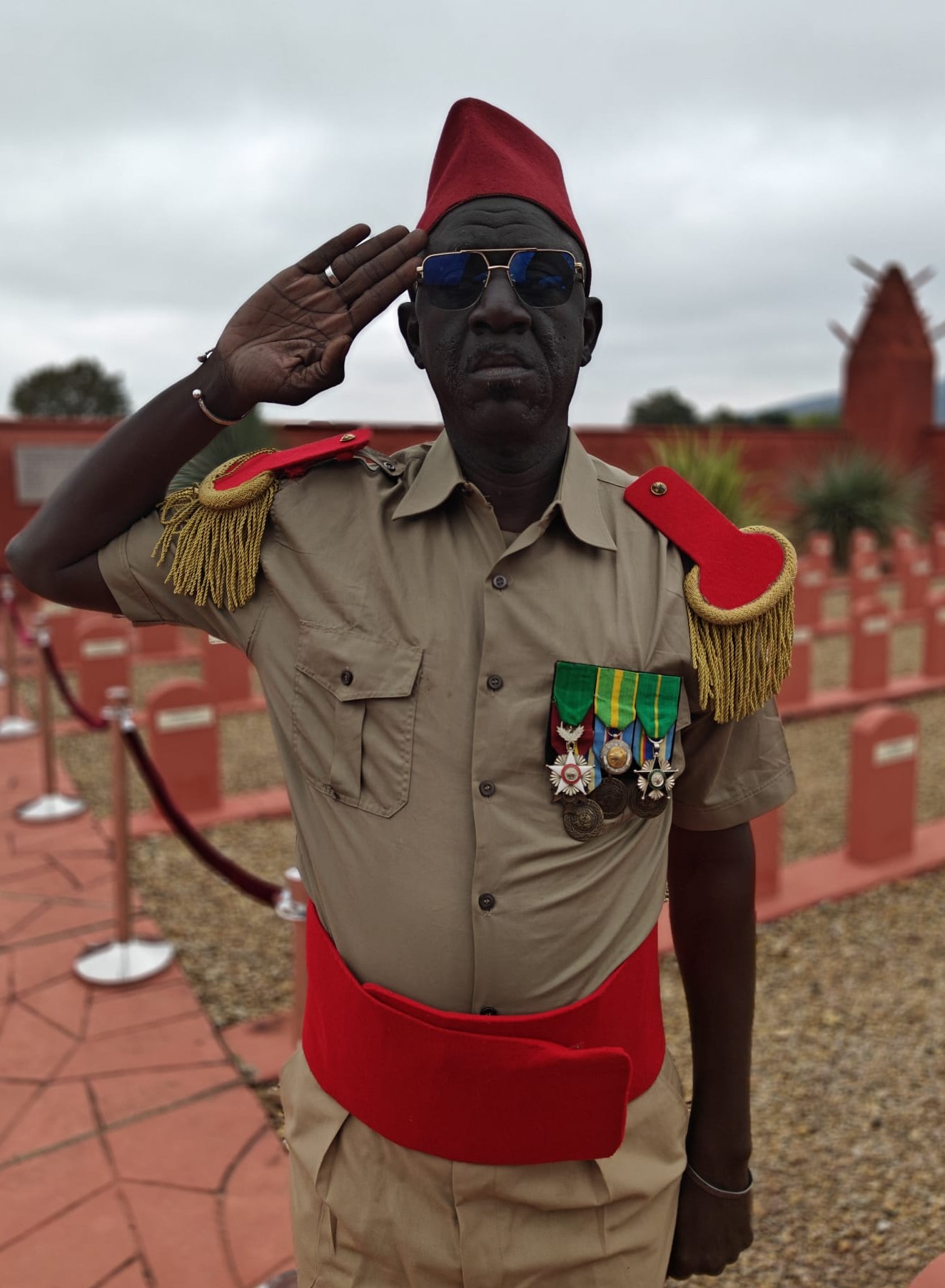 GUEYE PARAS